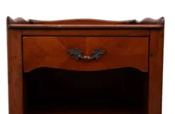 Paire élégante de tables de nuit antiques, en palissandre et noyer, France, années 1950.