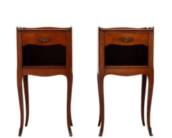 Paire élégante de tables de nuit antiques, en palissandre et noyer, France, années 1950.