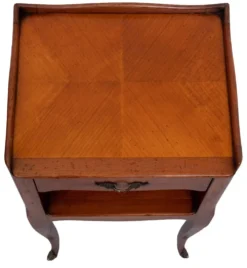 Paire élégante de tables de nuit antiques, en palissandre et noyer, France, années 1950.