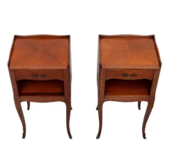 Paire élégante de tables de nuit antiques, en palissandre et noyer, France, années 1950.