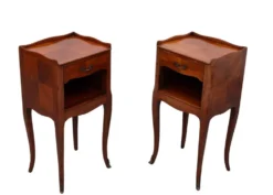 Paire élégante de tables de nuit antiques, en palissandre et noyer, France, années 1950.