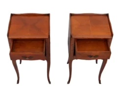 Paire élégante de tables de nuit antiques, en palissandre et noyer, France, années 1950.
