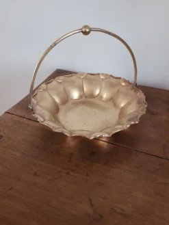 Panier festonné en laiton cuivré