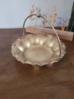 Panier festonné en laiton cuivré