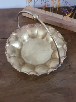 Panier festonné en laiton cuivré