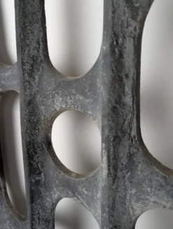 Panneau de porte brutaliste en aluminium moulé, années 1960