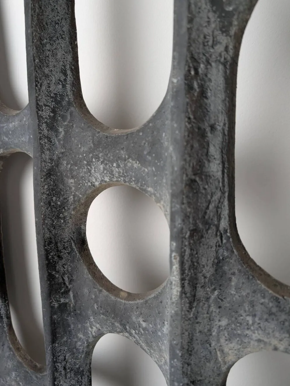 Panneau de porte brutaliste en aluminium moulé, années 1960