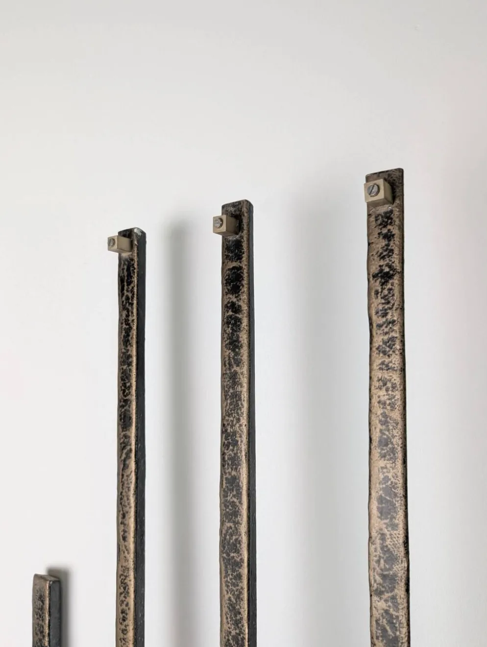 Panneau de porte brutaliste en aluminium moulé, années 1960