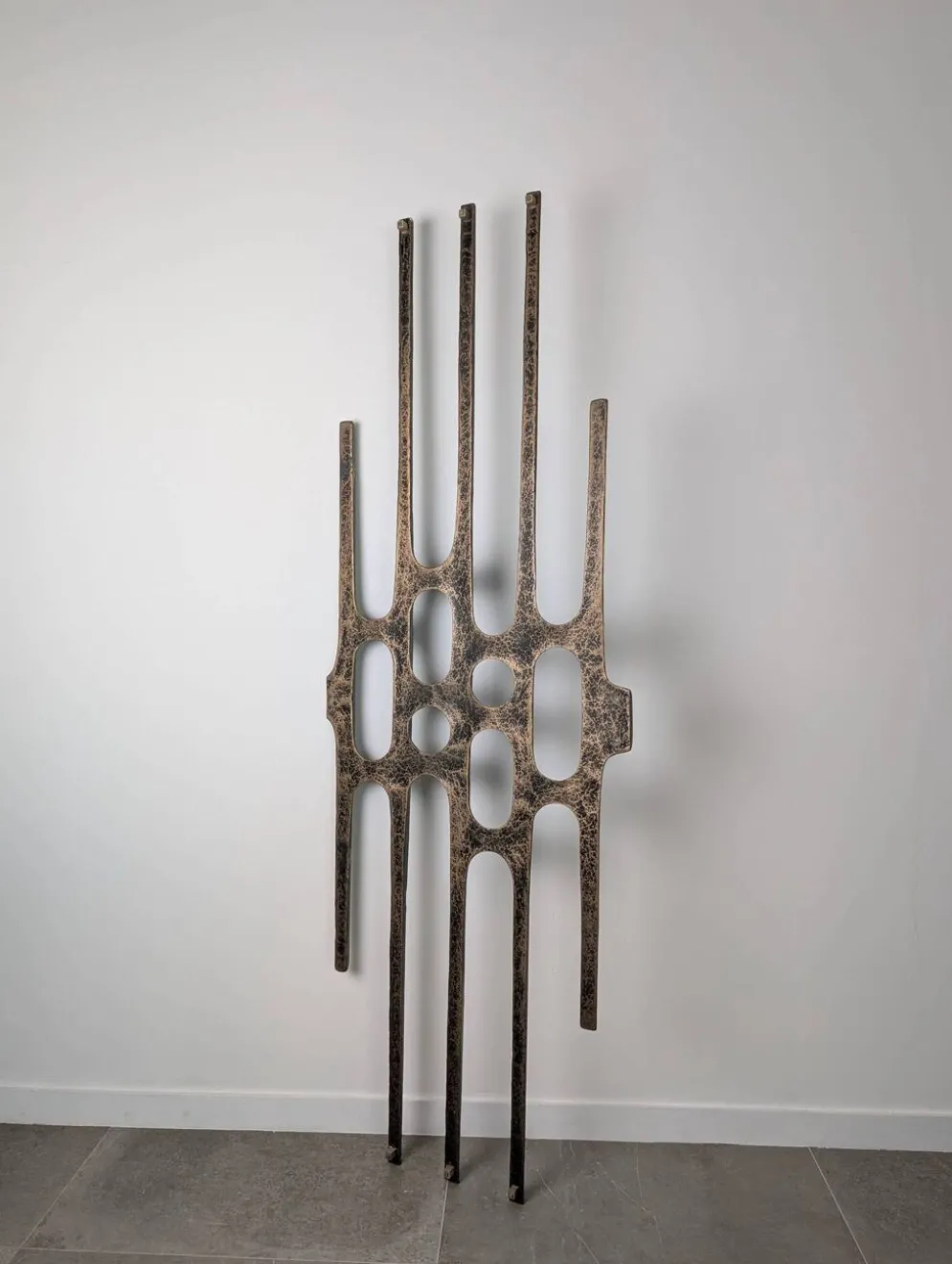 Panneau de porte brutaliste en aluminium moulé, années 1960