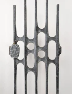 Panneau de porte brutaliste en aluminium moulé, années 1960