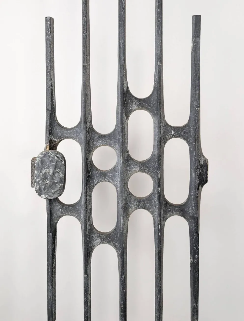 Panneau de porte brutaliste en aluminium moulé, années 1960