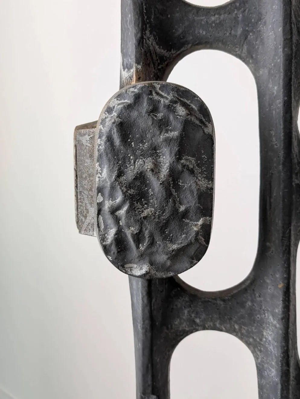 Panneau de porte brutaliste en aluminium moulé, années 1960