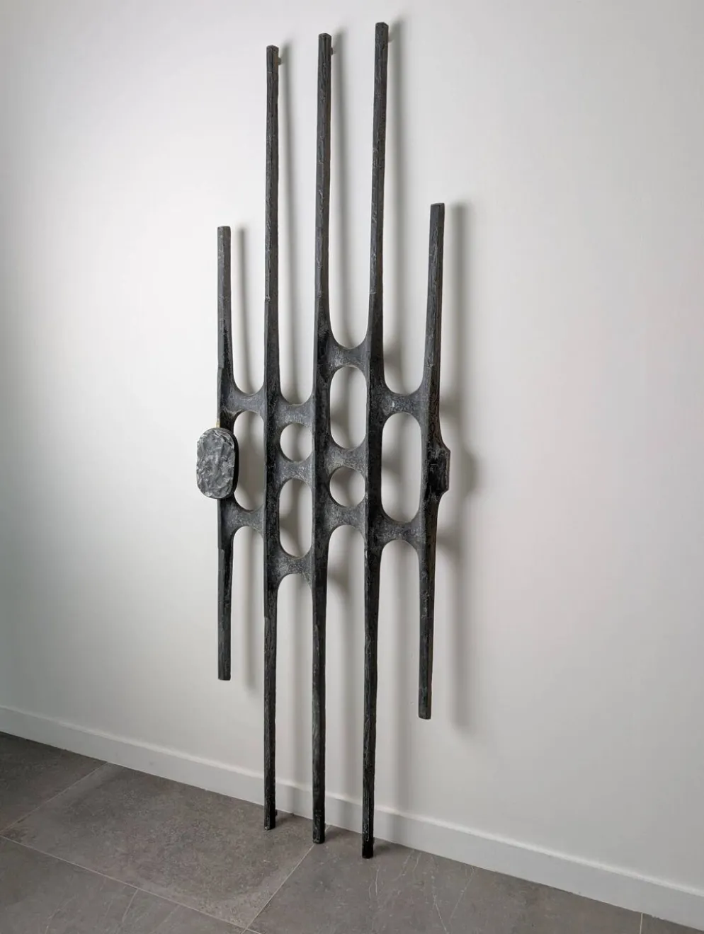 Panneau de porte brutaliste en aluminium moulé, années 1960