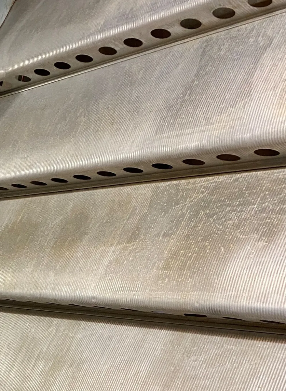 Panneau en aluminium gauffré Jean Prouvé Onde