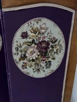 Paravent a quatre a décor d'une tapisserie en ovale XX siècle