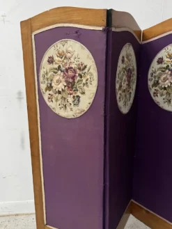 Paravent a quatre a décor d'une tapisserie en ovale XX siècle