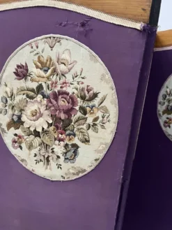 Paravent a quatre a décor d'une tapisserie en ovale XX siècle