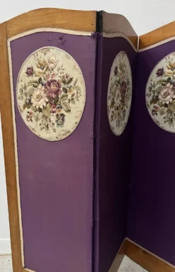Paravent a quatre a décor d'une tapisserie en ovale XX siècle