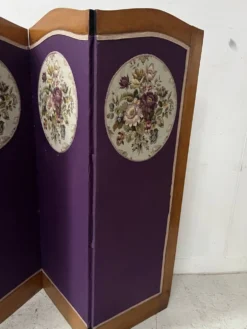 Paravent a quatre a décor d'une tapisserie en ovale XX siècle