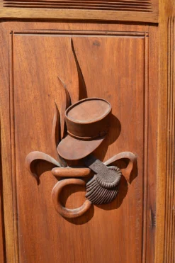 Paravent Art Deco à 7 panneaux sculptés aux insignes de la Légion Etrangère, vers 1940