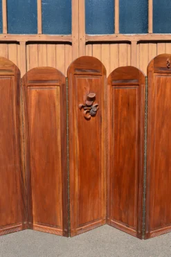 Paravent Art Deco à 7 panneaux sculptés aux insignes de la Légion Etrangère, vers 1940