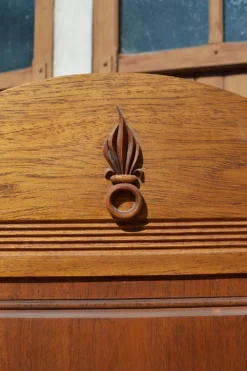 Paravent Art Deco à 7 panneaux sculptés aux insignes de la Légion Etrangère, vers 1940