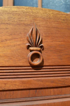 Paravent Art Deco à 7 panneaux sculptés aux insignes de la Légion Etrangère, vers 1940