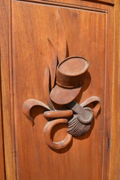 Paravent Art Deco à 7 panneaux sculptés aux insignes de la Légion Etrangère, vers 1940