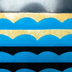 Paravent de style art déco avec des oiseaux, des motifs géométriques, rouge, jaune, bleu.