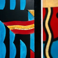 Paravent de style art déco avec des oiseaux, des motifs géométriques, rouge, jaune, bleu.
