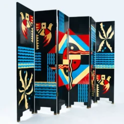 Paravent de style art déco avec des oiseaux, des motifs géométriques, rouge, jaune, bleu.
