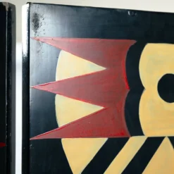 Paravent de style art déco avec des oiseaux, des motifs géométriques, rouge, jaune, bleu.