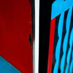 Paravent de style art déco avec des oiseaux, des motifs géométriques, rouge, jaune, bleu.