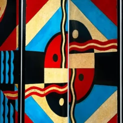 Paravent de style art déco avec des oiseaux, des motifs géométriques, rouge, jaune, bleu.