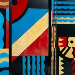 Paravent de style art déco avec des oiseaux, des motifs géométriques, rouge, jaune, bleu.