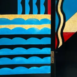 Paravent de style art déco avec des oiseaux, des motifs géométriques, rouge, jaune, bleu.