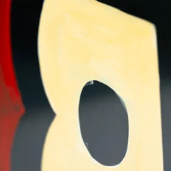 Paravent de style art déco avec des oiseaux, des motifs géométriques, rouge, jaune, bleu.