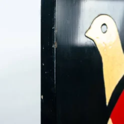 Paravent de style art déco avec des oiseaux, des motifs géométriques, rouge, jaune, bleu.