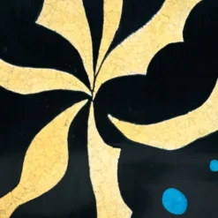 Paravent de style art déco avec des oiseaux, des motifs géométriques, rouge, jaune, bleu.