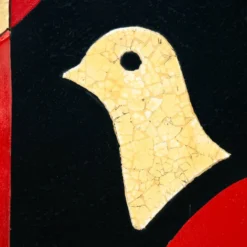 Paravent de style art déco avec des oiseaux, des motifs géométriques, rouge, jaune, bleu.