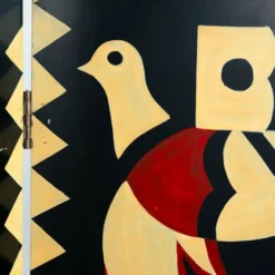 Paravent de style art déco avec des oiseaux, des motifs géométriques, rouge, jaune, bleu.