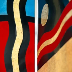 Paravent de style art déco avec des oiseaux, des motifs géométriques, rouge, jaune, bleu.