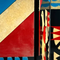 Paravent de style art déco avec des oiseaux, des motifs géométriques, rouge, jaune, bleu.