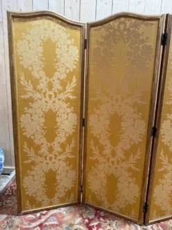 Paravent de style Louis XVI en soierie jaune et stuc doré