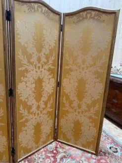 Paravent de style Louis XVI en soierie jaune et stuc doré