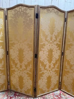 Paravent de style Louis XVI en soierie jaune et stuc doré