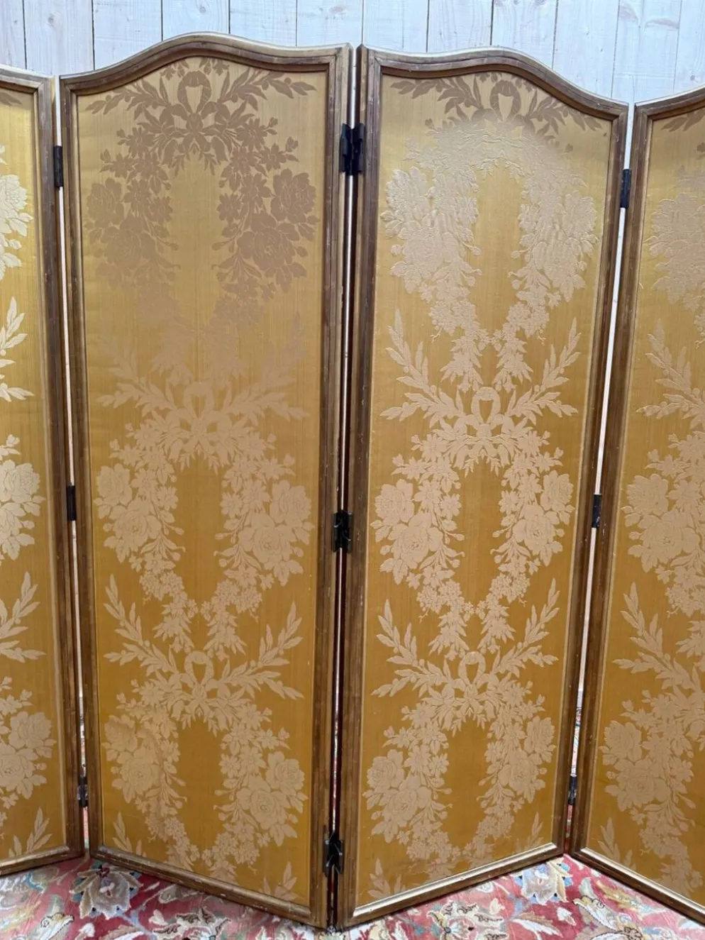 Paravent de style Louis XVI en soierie jaune et stuc doré