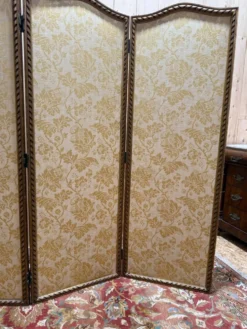Paravent de style Louis XVI en soierie jaune et stuc doré