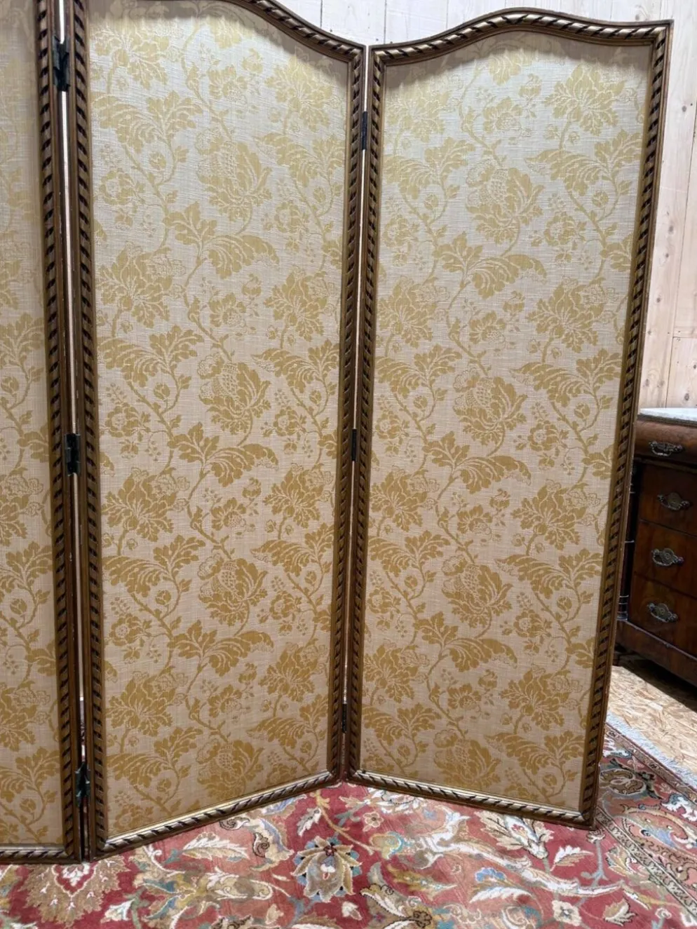 Paravent de style Louis XVI en soierie jaune et stuc doré