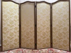 Paravent de style Louis XVI en soierie jaune et stuc doré